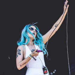 bon3yards:  ashleyfrangiqane:  halsey performing at boston calling