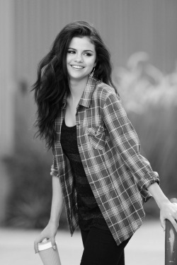black-and-white-but-not-bland:  Selena Gomez 