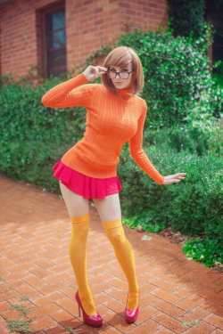 naughtyjessicathoughts: cosplaysexynerdgirls:  Velma ! by KaylaErinOfficial   Adorable 