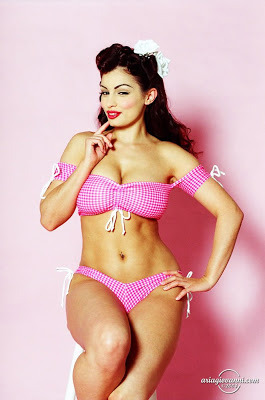 symmot:  etherealballerina:  Oh my god, her figure is just gorgeous.  Aria Giovanni is perfection. 