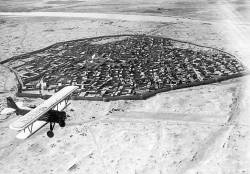  An airplane flies over Baghdad, Iraq, early 20th Century - [1000x696]