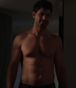 hotashellcelebmen:  More here :https://auscaps.me/2017/04/12/damon-dayoub-shirtless-in-grace-and-frankie-3-05-the-gun/