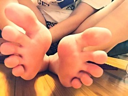 wvfootfetish:  sarahsfeet:  Sleepy feet, early bed tonight! My