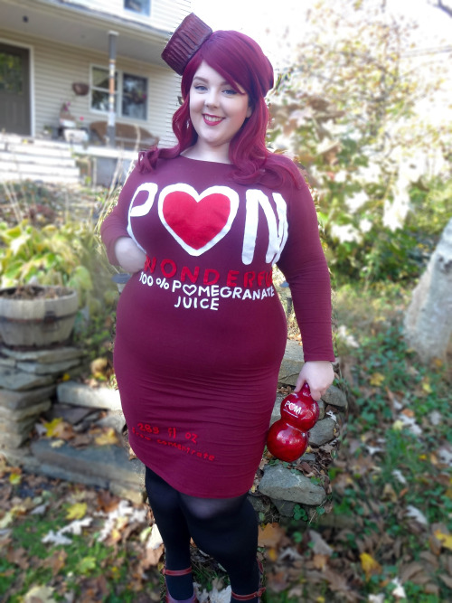 feetlips:  My Halloween Costume this year: Pom Wonderful bottle! I’ve always joked about sharing the same body type as my favorite juice, so I decided it was time for the vision to come alive. All of the front lettering is felt that has been hand sewn