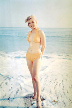 missmonroes:  Marilyn Monroe photographed by Anthony Beauchamp,