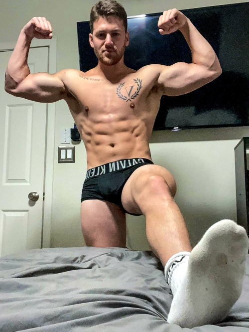 socksandskins:  https://socksandskins.tumblr.com/