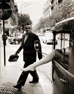 Robert Doisneau - La jambe, rue d'Alésia, Paris, 1968.