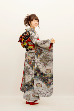 tanuki-kimono:  onlyeasy:  Constellation print and map kimonos