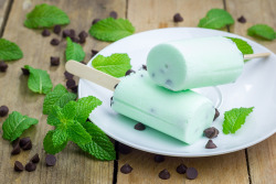 foodffs:  Mint Chocolate Chip Banana PopsiclesReally nice recipes.