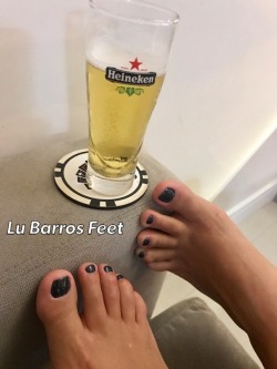 ourlubarrosfeet:  Feet and beer!!! 👣🍻😍  brandon646