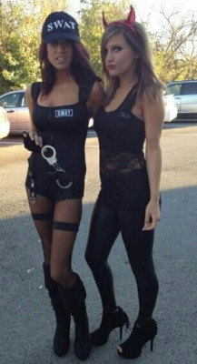 halloweenisforthesexy:  I’m not sure sexy cops should be hanging