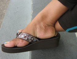 cidjustic38:  Sexy wedge flip flops 