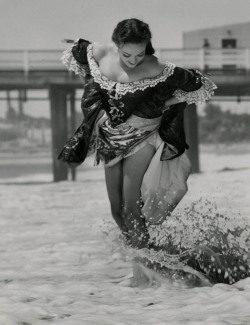 beforethecolon: Waves upon Linda Darnell. From alt.binaries.pictures.erotica.vintage.