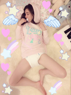 appleabdl:  Playing with stickers!!  ^^Properly blissed-out