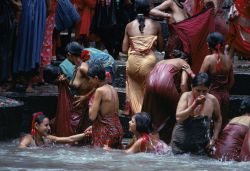 mvtionl3ss:    Nepalese women bathing in Bagmati River, Kathmandu,