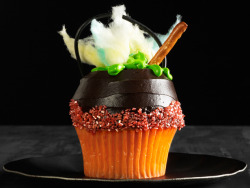 foodiebliss:    Food Network Magazine’s Halloween Cupcakes Source: