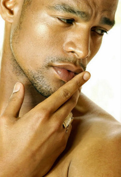 savvyifyanasty:  > he has nice hands! 