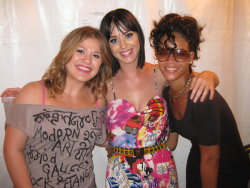 picturetoburn:   katyperryblog: Pop sandwhich in Barbados. we