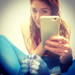 melanieteensoles:  Red toes blue tights 😄😏😍😘 