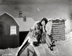 yelyahwilliams:  hoodoothatvoodoo:  Clara Bow awaits Santa on