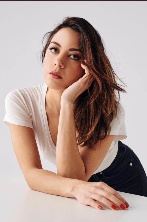 baddestbitchesglobal:Aubrey Plaza