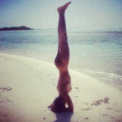 gnubeauty:  Sirsasana forever -  #beach yoga forever! priyanandatantra: EL