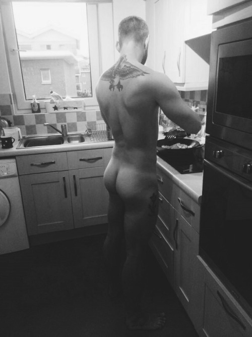 thehomenudist:  Tired of cooking after a long, hard day of work?Try it nude! Shuck off those clothes the moment you hit the door.It’ll give you a renewed energy (aprons are approved protective wear).