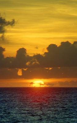 d-vn:  South China Sea Sunset by friday1970 on Flickr. 