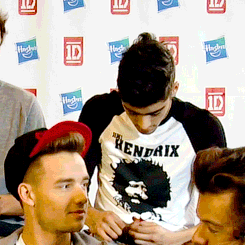 stylin-library:  Zayn accidentally breaking one of his doll’s