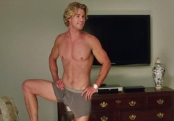 celebrtybulges:  Chris Hemsworth bulges in new Vacation movie