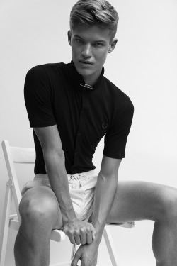 godly-hommes:  boycastings:  Robbie Davidson of New York ModelsHEIGHT: