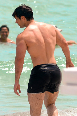 x1randevbprsiq29g4n:  Henry Cavill’s small waist and big ass.