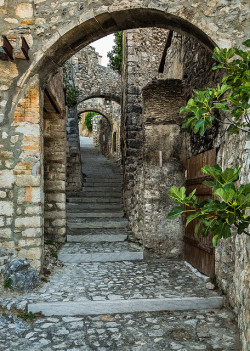 visitheworld:  Medieval stairways of Navelli, Abruzzo / Italy