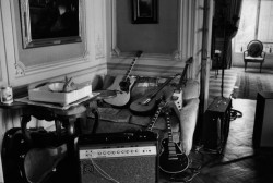 musicisyouronlyfriend:   Un lapin et des guitares, Villa Nellcote,