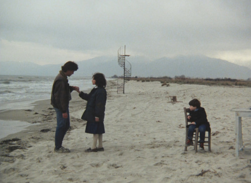 liinza:    Landscape in the Mist, Theo Angelopoulos, 1988  