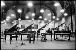 themaninthegreenshirt: Glenn Gould’s need to recreate the music