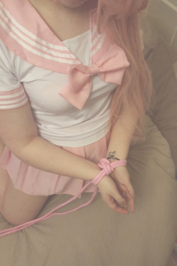 palekittxn:  shibari-bun:   All tied up.. and no place to go. Happy Valentines cutie! - palekittxn  YES THANK YOU &lt;3   Ah, I’m so glad you like it!! 