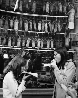 Robert Doisneau - Pause repas rue des Halles, Paris, 1972.