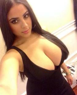 cleavagetweet:  Big brunette selfie cleavage