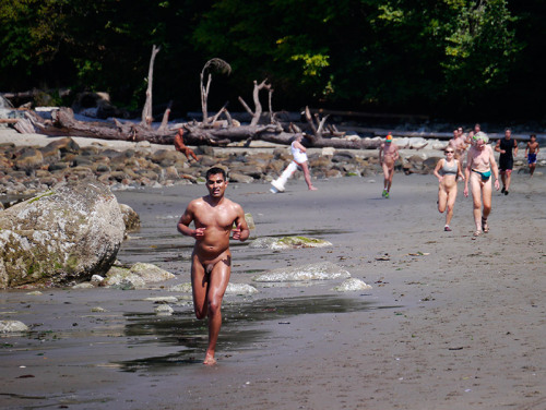 experiencenakedrunning:  https://wreckbeach.wordpress.com/2015/08/30/19th-annual-wreck-beach-bare-buns-run-2015/   Nude Beach Running
