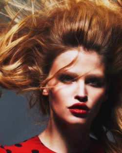 leahcultice:  Lara Stone, Anna Ewers & Amanda Wellsh for