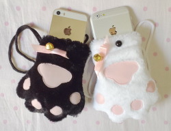 cultfawn:  Cat Paw Phone Bagű.90 - Use the code CULTFAWN for