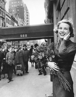 gregorypecks:  Grace Kelly poses just off of Fifth Avenue in