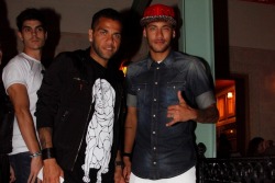 fzneymar:  Neymar Jr. & Dani Alves im Restaurant “Paris