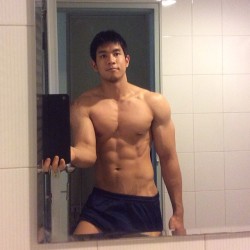 cuteguy-nicemuscle:  chinesemale:  ลดแป้ง = ตัวแฟ่บ