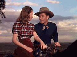 nitratediva:  Olivia de Havilland and Errol Flynn in Dodge City