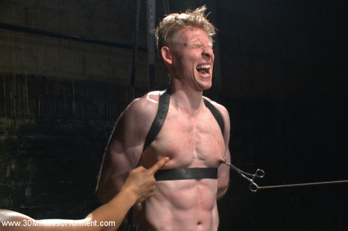 Straight Kickboxer gets dunked while shooting his loadThe Wall - Muscled hunk Rob Yaeger starts off his first challenge hands and feet chained to the wall with his raging hard cock sticking straight up. Van pinches tightly on the stud’s nips before