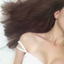 sweet-lo:please make my collarbone a cradle for your kisses.