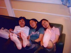 asianfoot:  Asian girls show off their bare soles