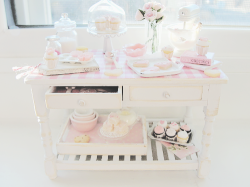 mochi-bunnies:  Sweets Table + Pretty In Pink (by Kim Saulter)